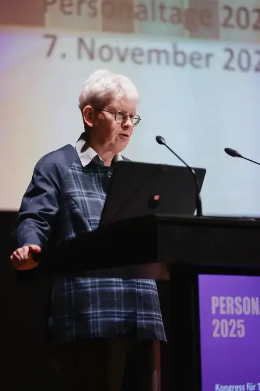 Dozentin Karin Spelge während ihres Referants auf dem Podium