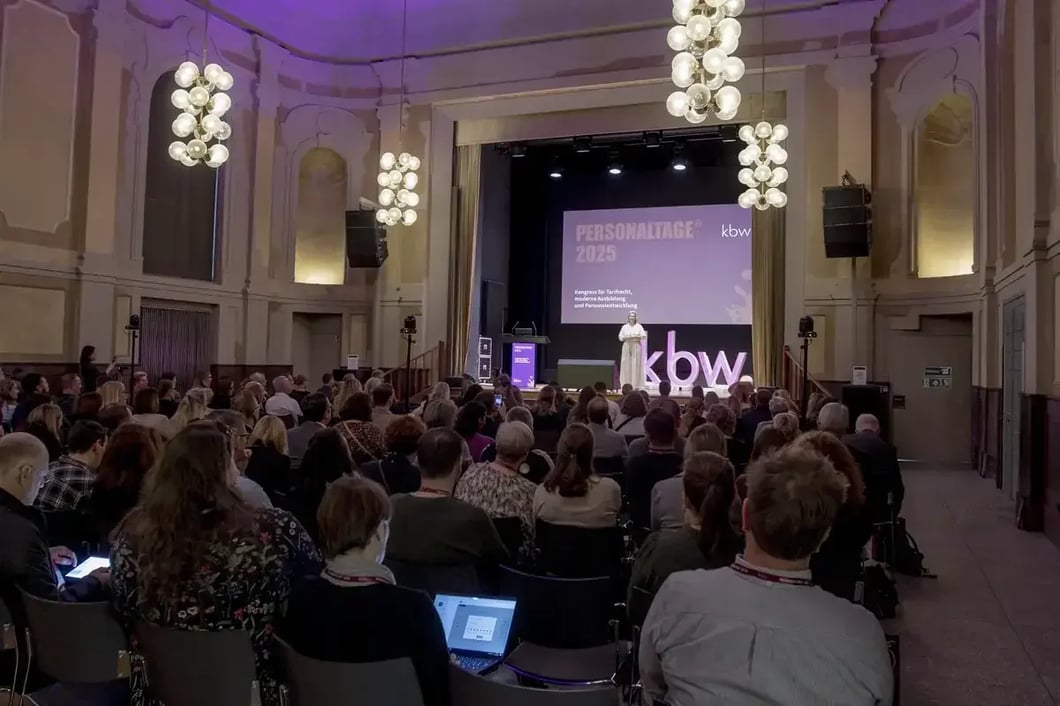 Viele Teilnehmende im großen Saal