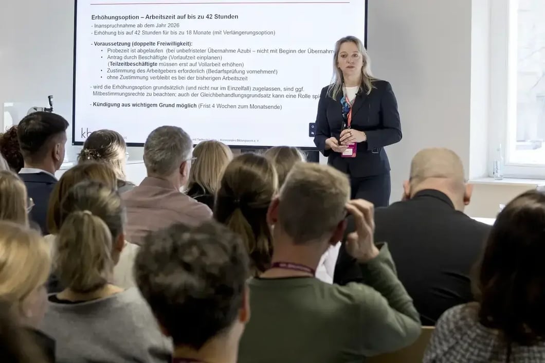 Seminar-Publikum mit Dozentin