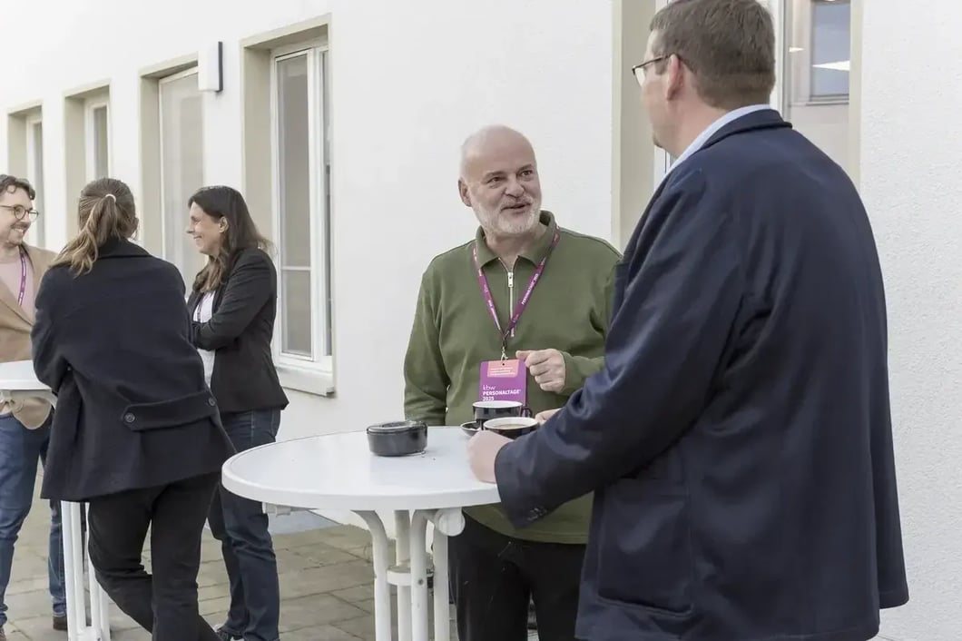 Teilnehmer bei der Kaffeepause im Hof