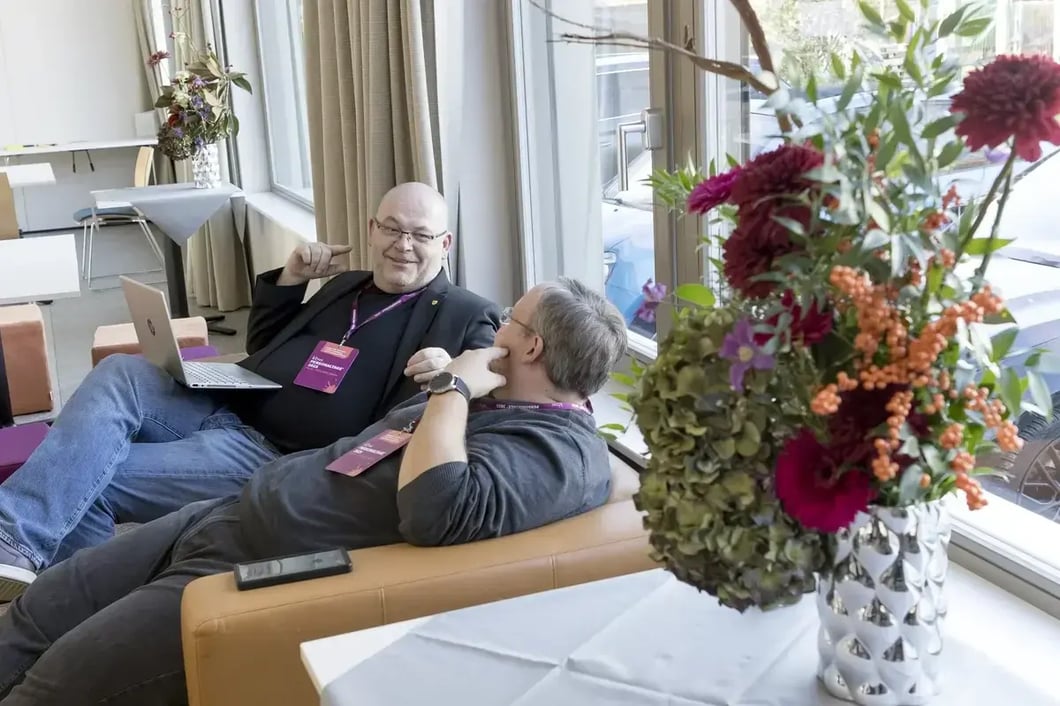 Teilnehmer im Gespräch