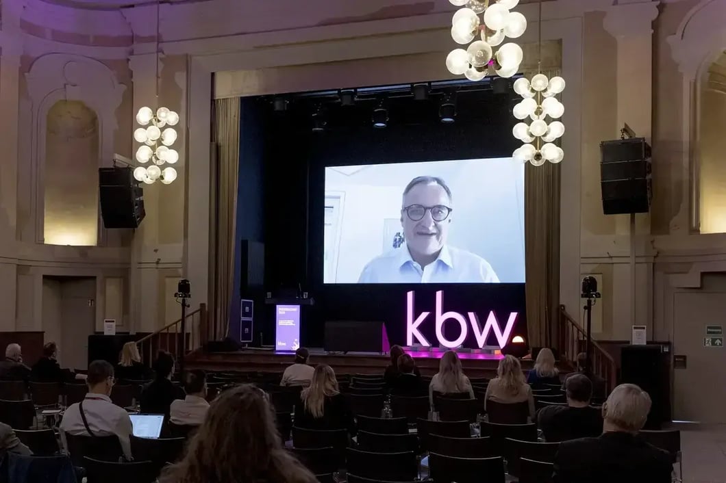 Bühne mit großer Videoübertragung