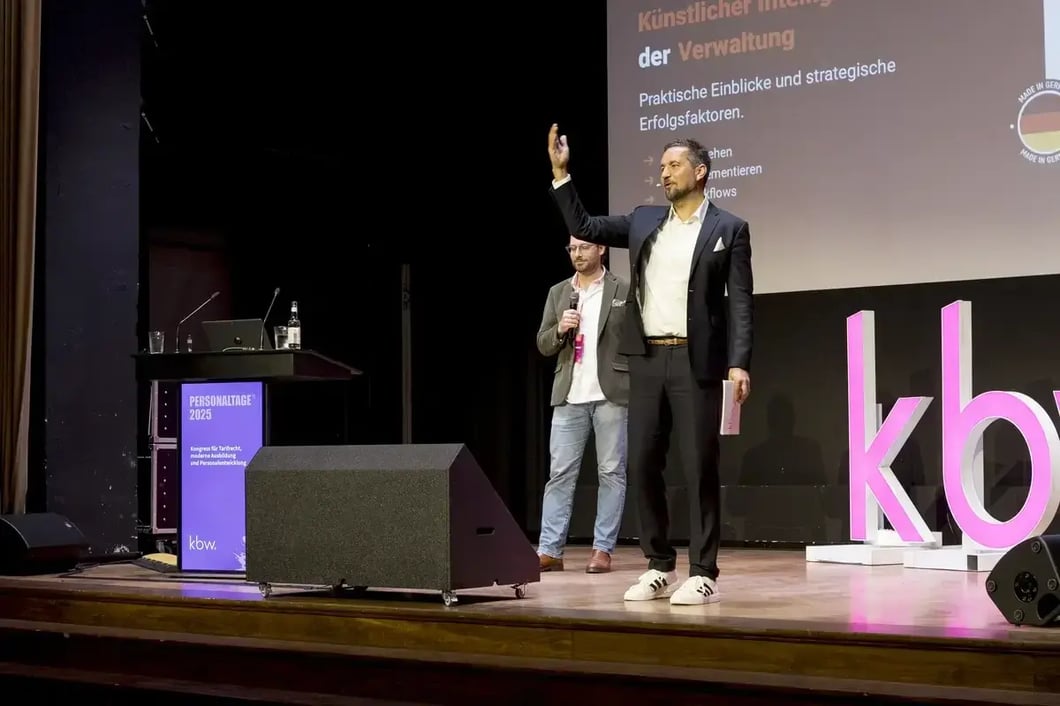 Moderator auf der Bühne