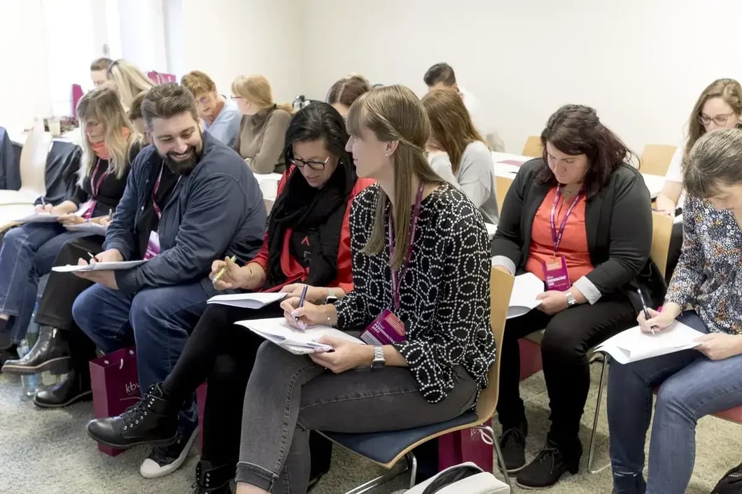 Seminarteilnehmende schreiben