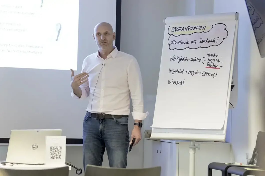 Dozent neben Flipchart